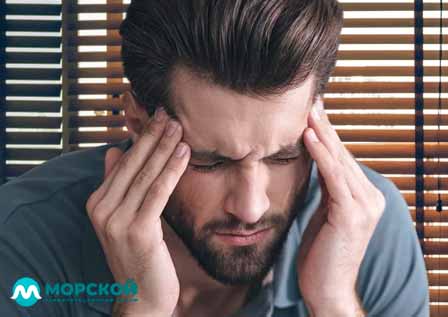 Когда нужна детоксикация Мужчина закрыл глаза от боли и держится за виски