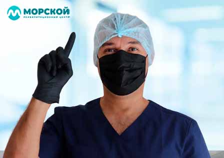 Противопоказания к детоксикации Врач в маске поднял указательный палец вверх